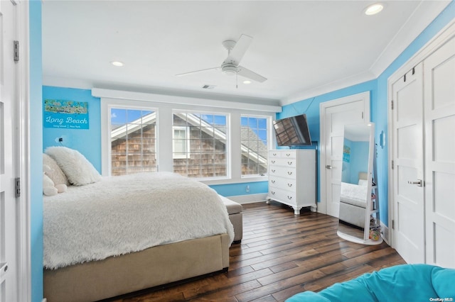 bedroom featuring dark hardwood / wood-style flooring, ceiling fan, and crown molding