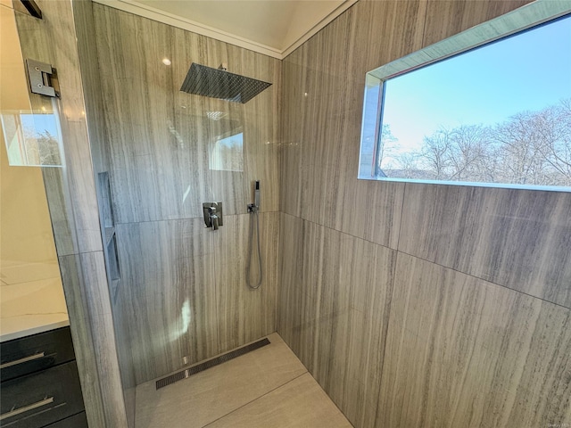 bathroom featuring tiled shower