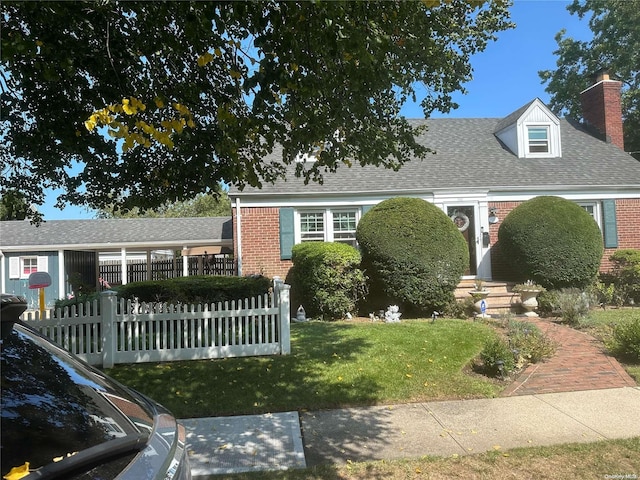 new england style home featuring a front lawn