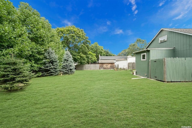 view of yard with an outdoor structure