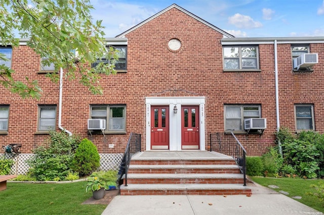 townhome / multi-family property featuring cooling unit