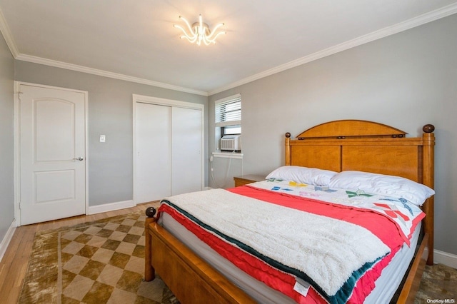 bedroom with cooling unit, dark hardwood / wood-style flooring, crown molding, and a closet