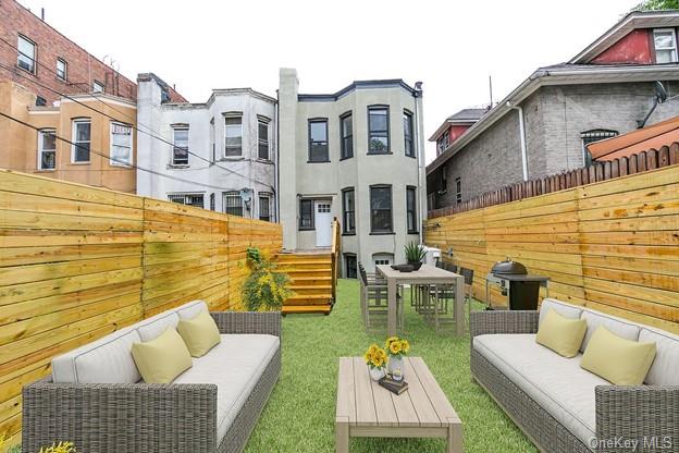 exterior space featuring an outdoor living space and a yard