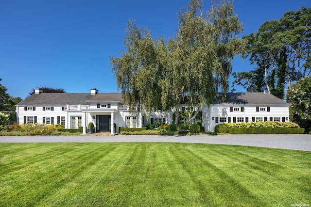 view of front of home featuring a front lawn