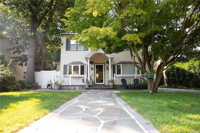 view of front of property featuring a front lawn