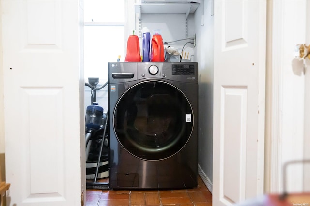 laundry area with washer / clothes dryer