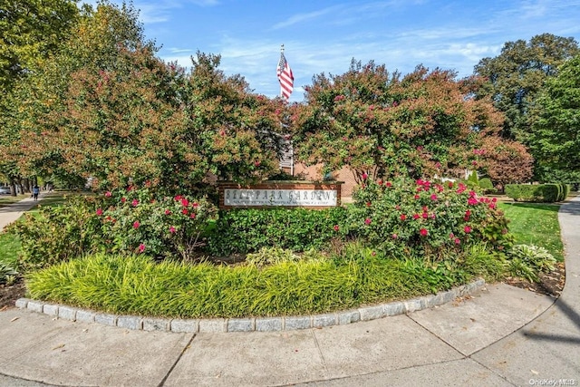 view of community / neighborhood sign