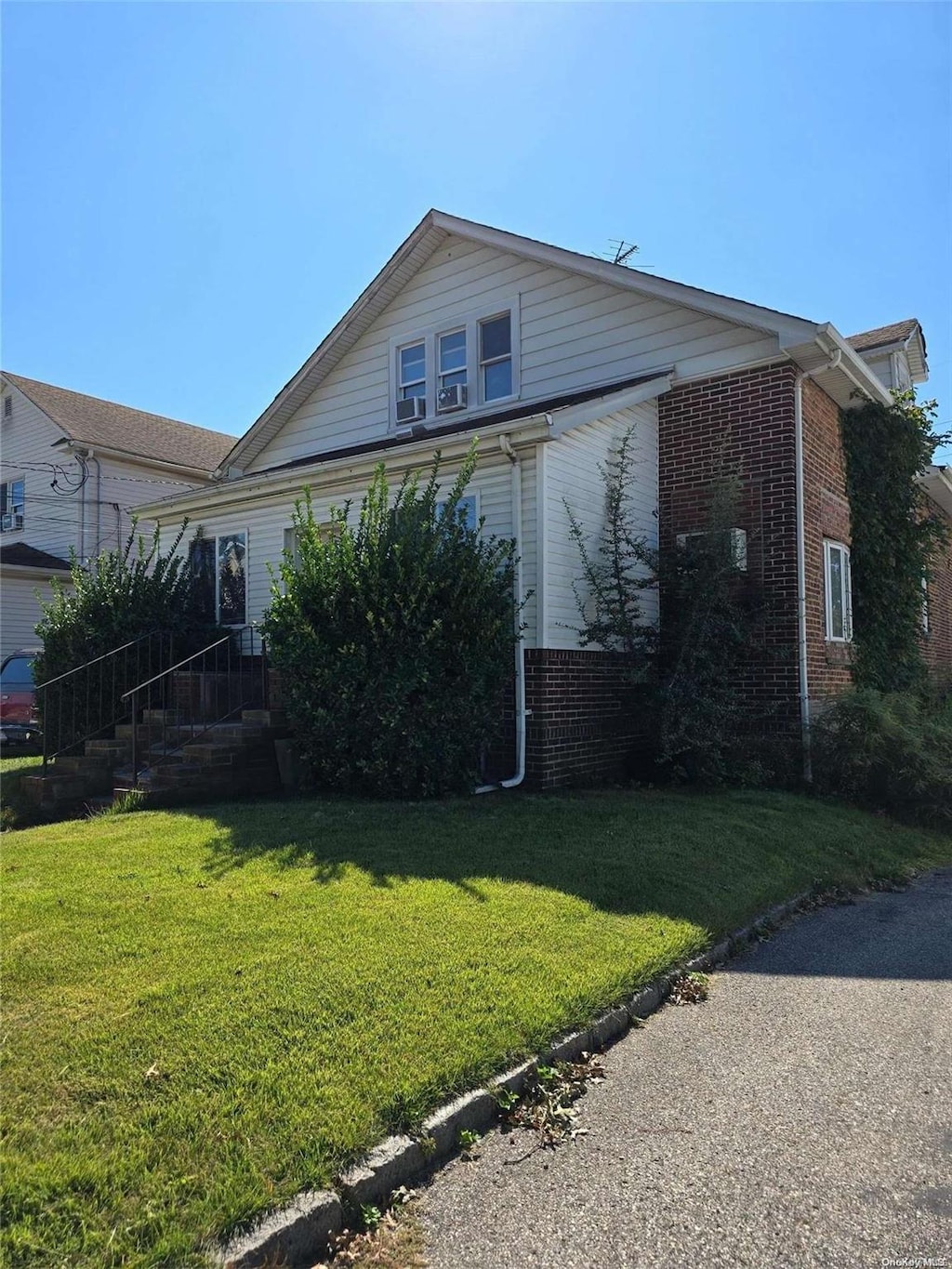 view of front of property with a front lawn