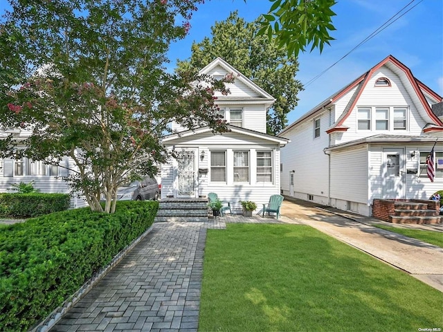 view of front facade with a front yard