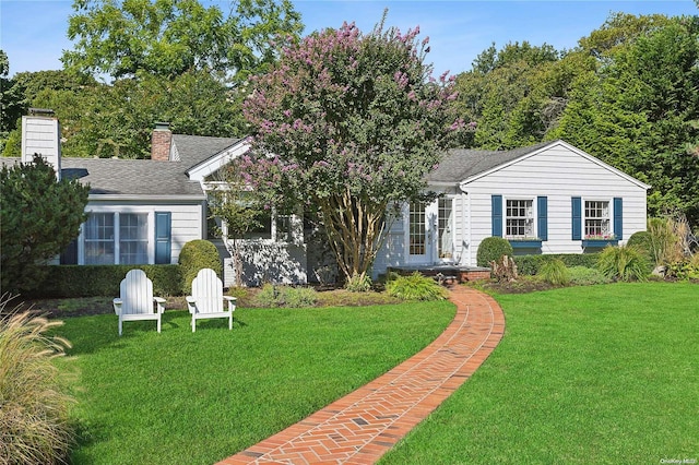 view of front facade with a front lawn