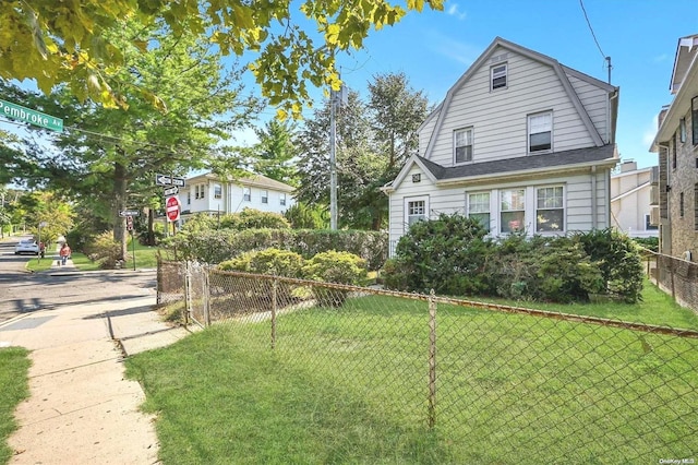 view of front of house featuring a front lawn