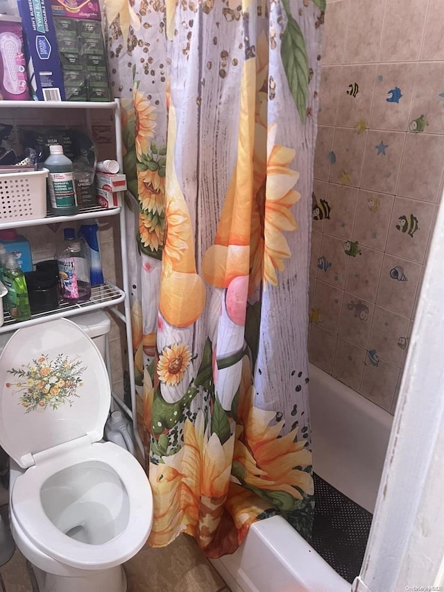 bathroom featuring shower / tub combo with curtain and toilet