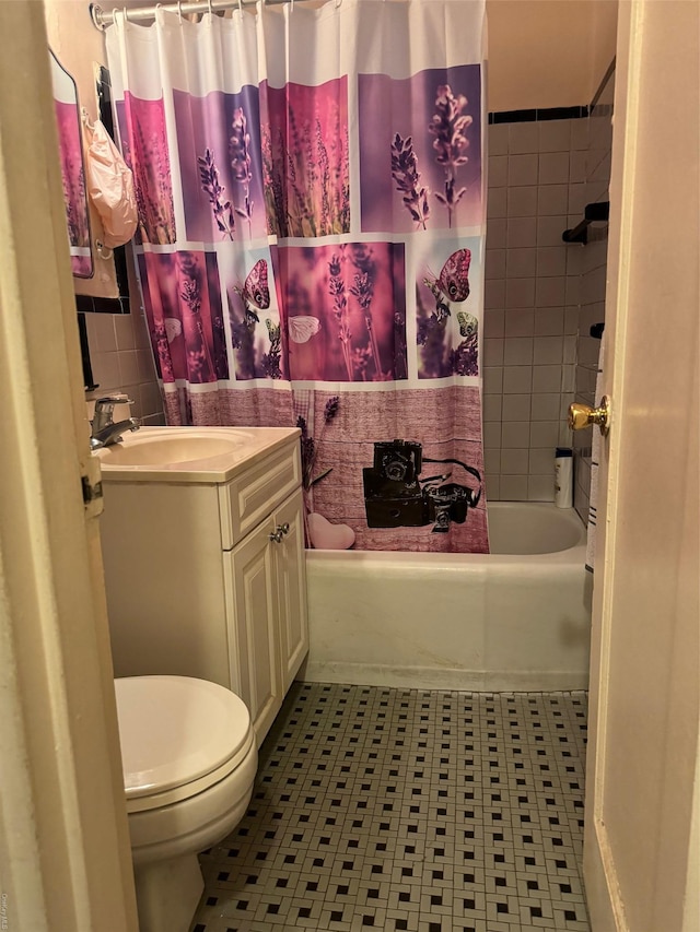 71-11 Yellowstone Blvd Unit 2D, Forest Hills, NY 11375 - full bathroom with shower / bath combination with curtain, vanity, toilet, and tile walls