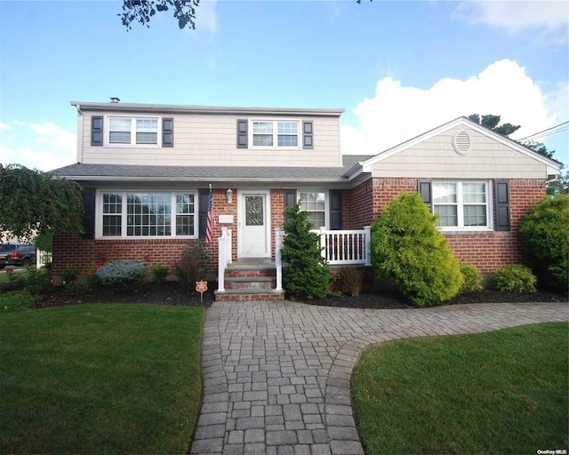 view of front of house featuring a front lawn