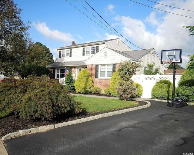 view of front facade with a front yard