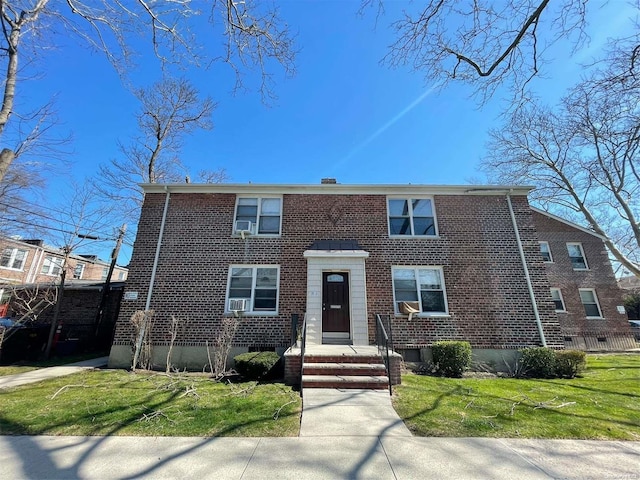 view of front facade with a front yard