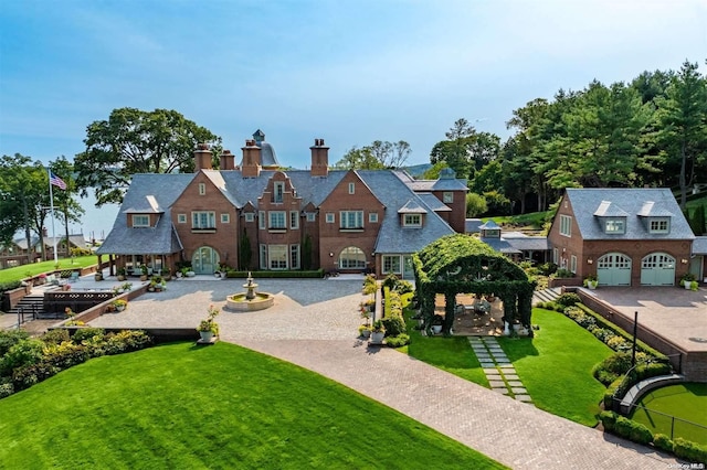 view of front of property featuring a front lawn