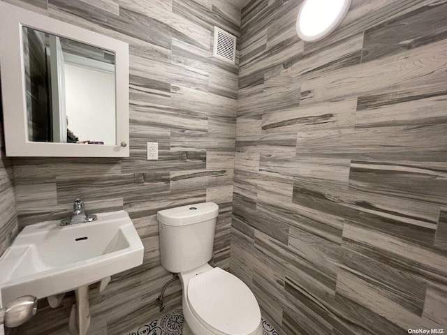 bathroom featuring toilet and sink