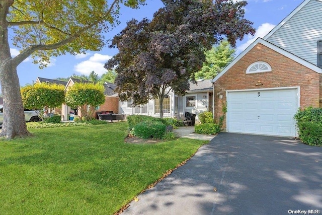 view of front of property featuring a front yard