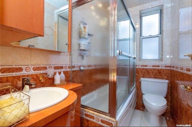 full bathroom featuring plenty of natural light, tile walls, and toilet