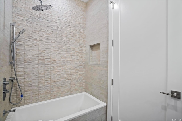 bathroom with tiled shower / bath