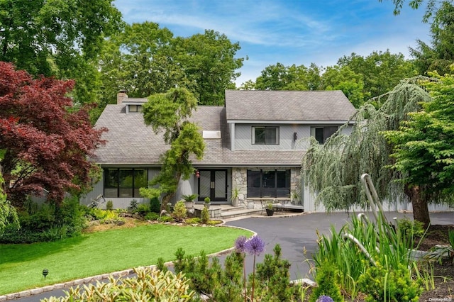 view of front facade with a front lawn