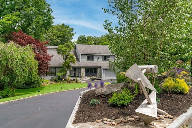 view of front of house with a front lawn