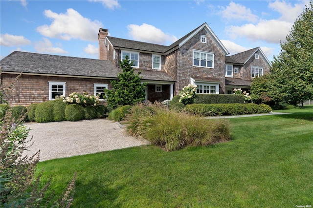 view of front of property featuring a front yard