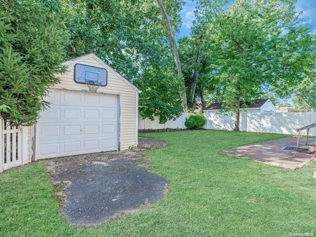 view of yard with an outbuilding and a garage