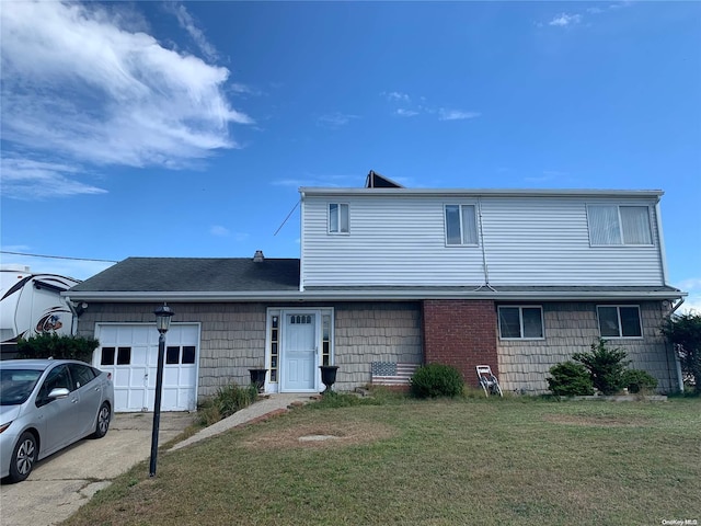 view of front of house featuring a front lawn