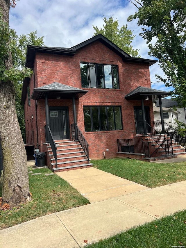 view of front facade featuring a front lawn