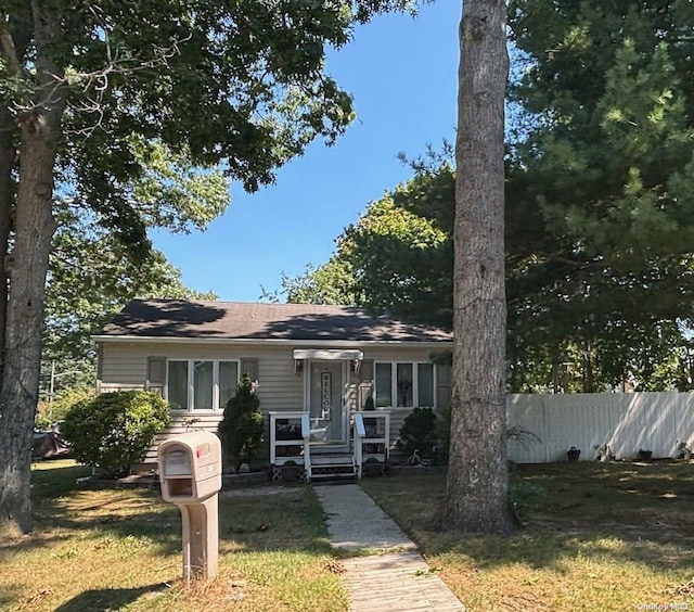 view of front of house featuring a front yard