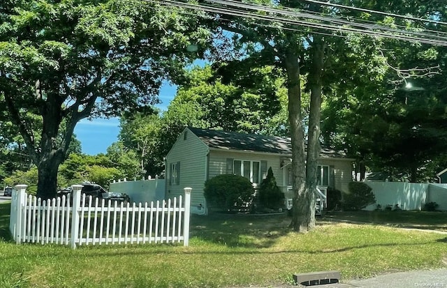 view of front facade with a front lawn