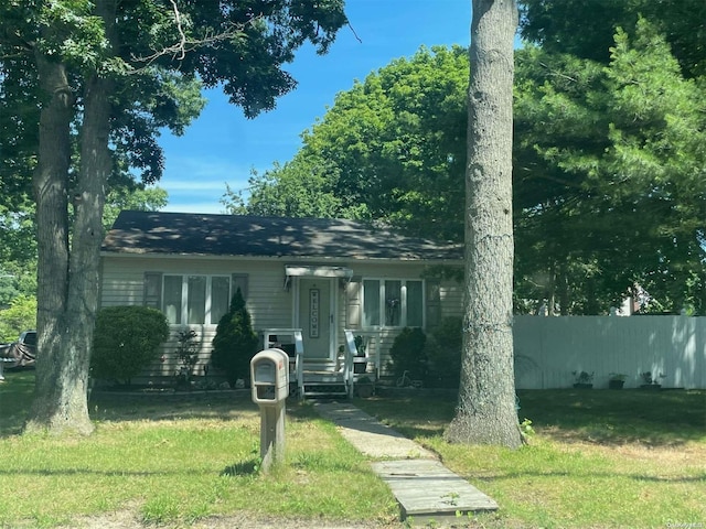 view of front of property with a front yard