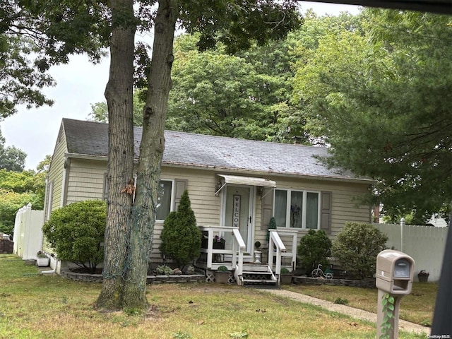 view of front of house featuring a front yard