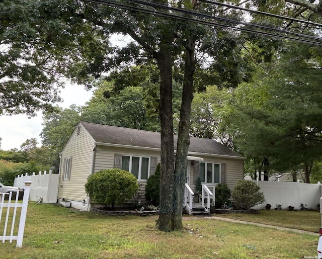 view of front of house featuring a front lawn