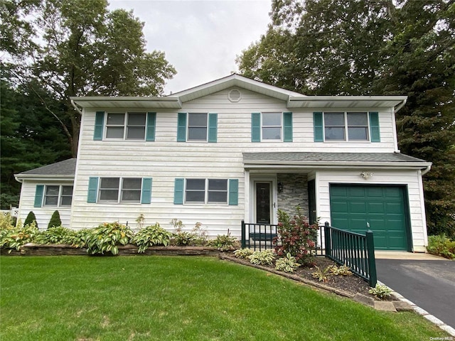 view of front facade featuring a garage and a front yard