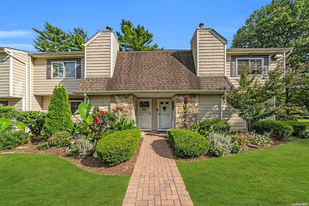 view of front of property featuring a front yard