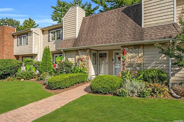 view of front of property featuring a front yard