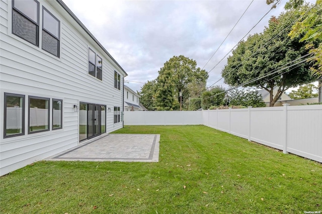 view of yard featuring a patio area