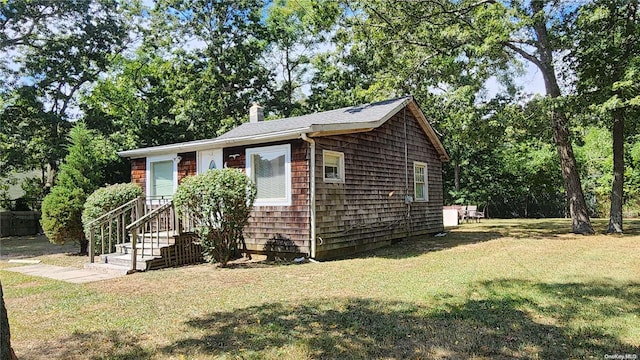 view of front facade featuring a front yard