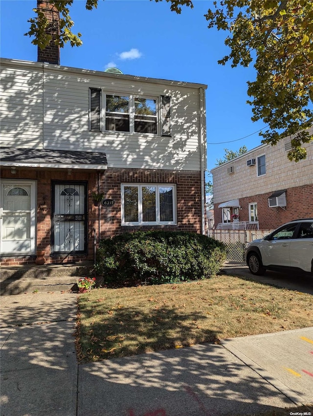 view of front of property featuring a front lawn