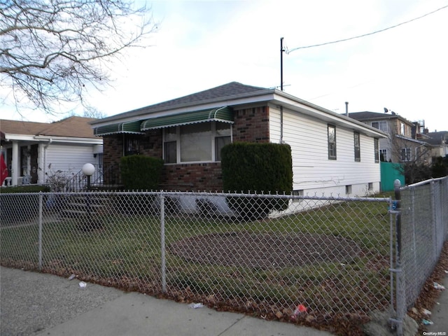 view of front of home featuring a front yard