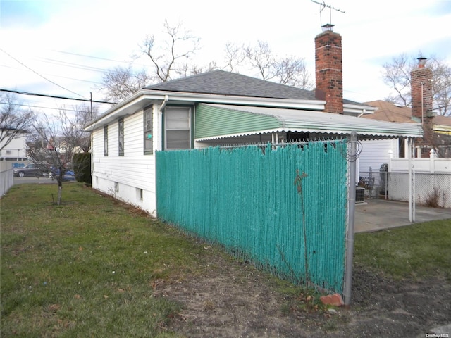 view of side of property featuring a yard