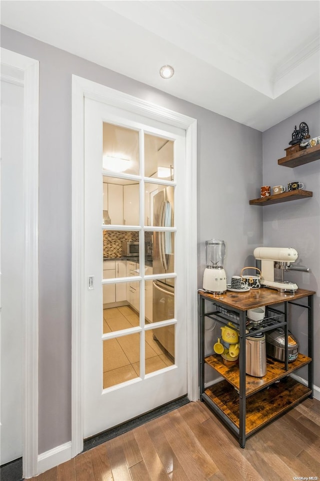 bar featuring tasteful backsplash and wood-type flooring