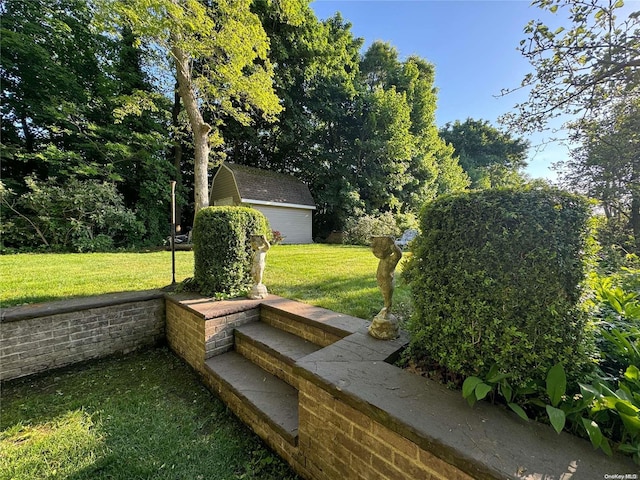 view of yard with a storage shed