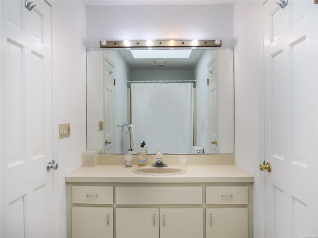 bathroom with a shower with curtain and vanity