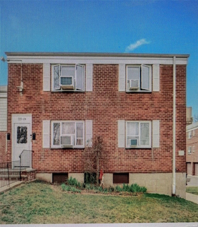 view of front of property featuring a front lawn