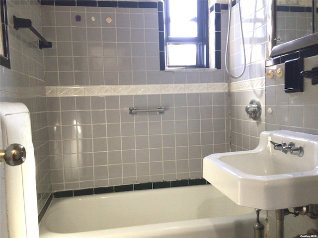 bathroom featuring sink and tiled shower / bath combo