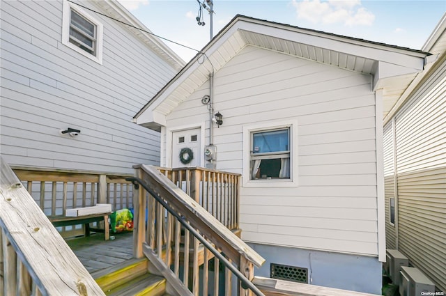 entrance to property featuring a wooden deck